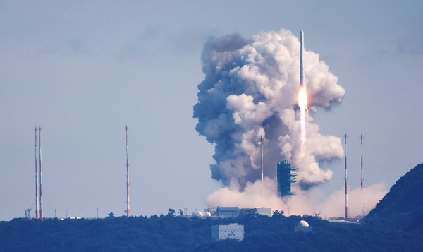 지난달 21일 나로우주센터에서 우주를 향해 날아가는 누리호의 발사 장면. [연합]