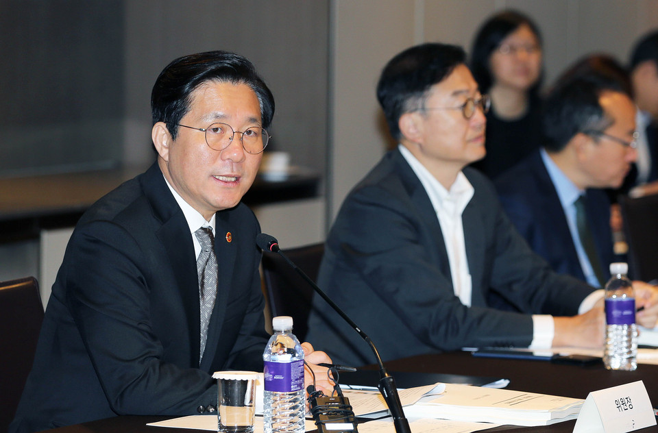 성윤모 산업통상자원부 장관이 6일 개최된 '제18차 에너지위원회'에서 모두 발언을 하고 있다.