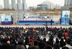 박남춘 인천시장이 21일 오후 인천시 서구 청라호수공원에서 열린 '청라시티타워 기공식'에서 축사하고 있다. 연합뉴스