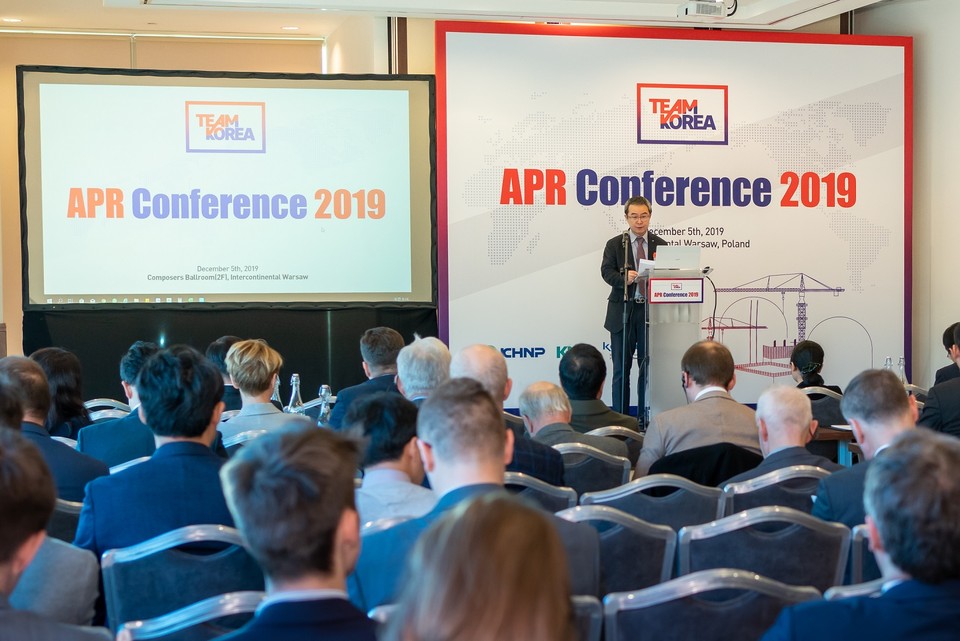 김상돈 한수원 성장사업본부장이 폴란드 현지에서 열린 'APR Conference 2019'  행사에서 인사말을 하고 있다.