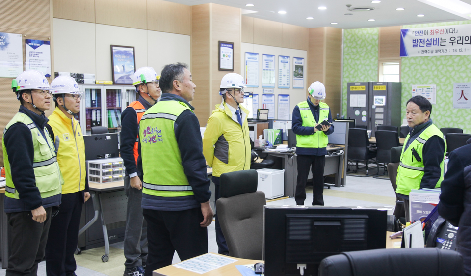한국남부발전 신정식 사장(왼쪽에서 다섯 번 째)이 영월발전본부 주제어실 운영상황을 점검하고 있다
