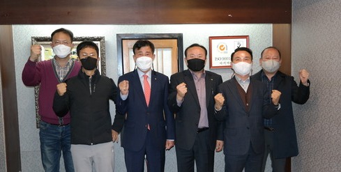지난 5일 부산권기계설비단체연합회 단체장 회의에 참석한 김종배 회장(왼쪽 세번째)를 비롯한 단체장들이 기념촬영을 하고 있다.