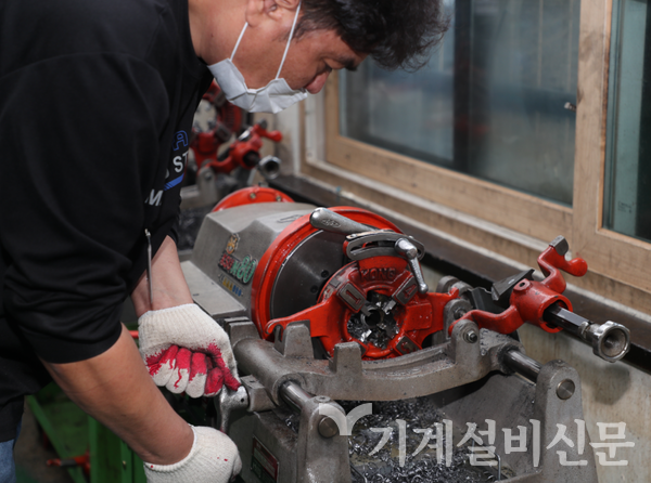 24일 한국폴리텍대학 정수캠퍼스에서 진행된 '제41회 인정기능사' 배관 종목 응시생이 실시검정에 임하고 있다. 