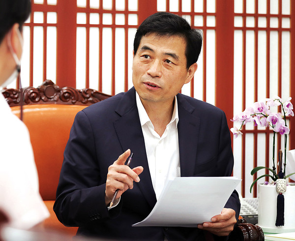 김민기 국토교통위원장이 "감염병 확산을 막기 위해서는 기계환기설비 설치가 매우 중요하다"고 강조하고 있다.
