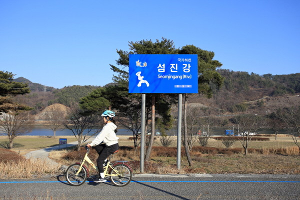 섬진강 자전거길 매화마을-배알도 수변공원 구간은 봄이 시작하는 3월 달리기 좋다 [사진=한국관광공사]