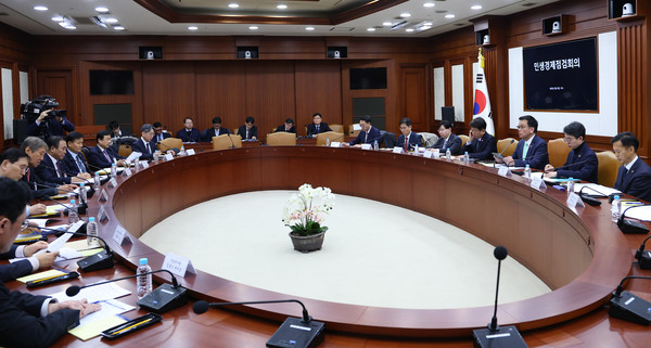 정부는 지난 19일 최상목 대통령 권한대행 부총리 주재로 열린 ‘민생경제점검회의’에서 지역건설경기 회복을 위한 ‘지역 건설경기 보완방안’을 발표했다. 사진은 최상목 대통령 권한대행이 회의에 앞서 모두발언을 하고 있는 모습.  [연합]