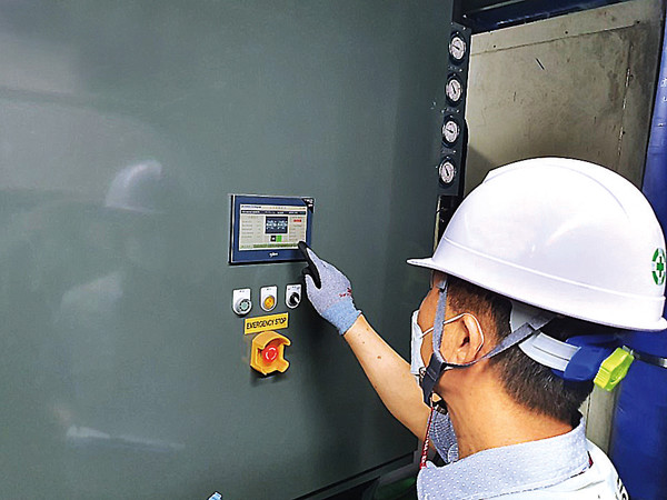 임시 기계설비유지관리자의 일몰이 1년 연장된다. 사진은 기계설비유지관리자가 기계설비에 대한 성능점검을 하고 있는 모습.