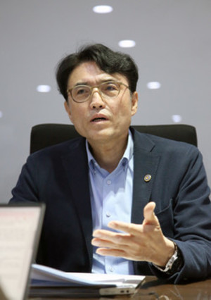 고용부, 건설업계와 '노동조합 및 노동관계조정법' 현장 안착 논의 - 뉴스 썸네일 이미지